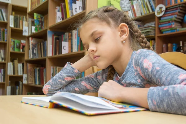 Una Niña Diez Años Está Leyendo Libro Sala Lectura — Foto de Stock