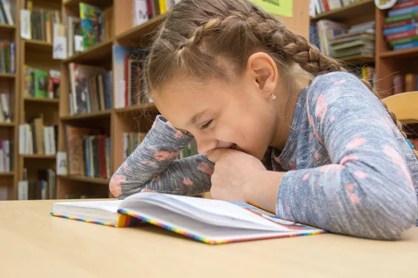 Chica Riendo Mientras Lee Libro Biblioteca — Foto de Stock