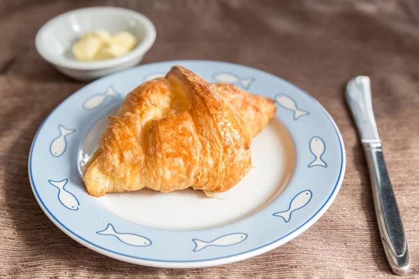 Frisches Croissant Und Leckere Butter Zum Frühstück — Stockfoto
