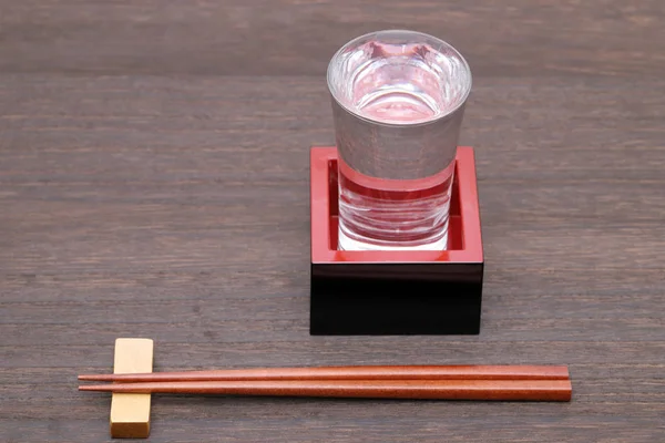 Japanische Holzkiste Masu Mit Tasse Auf Einem Holztisch — Stockfoto