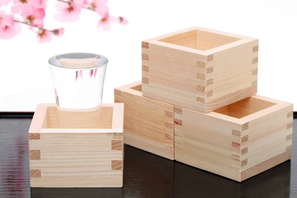 Japanische Holzschachtel Masu Mit Sake Auf Einem Holztischhintergrund — Stockfoto