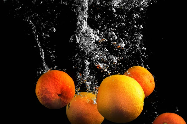 Clementinen Fallen Ins Wasser Mit Spritzer Auf Schwarzem Hintergrund — Stockfoto