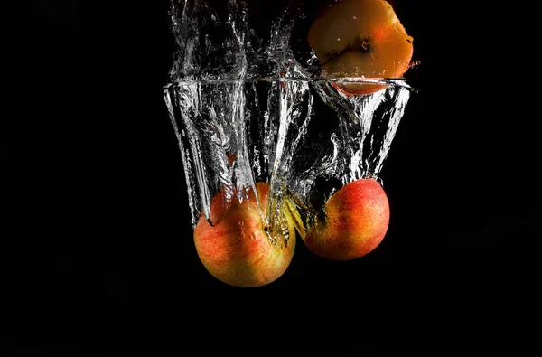 Яблоки Падают Воду Брызгами Черном Фоне — стоковое фото