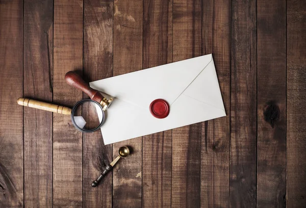 Blanco Papier Envelop Met Rode Lakzegel Stempel Lepel Vergrootglas Houten — Stockfoto
