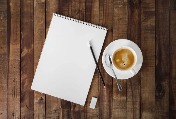 Cuaderno Bocetos Blanco Lápiz Borrador Taza Café Sobre Fondo Mesa —  Fotos de Stock