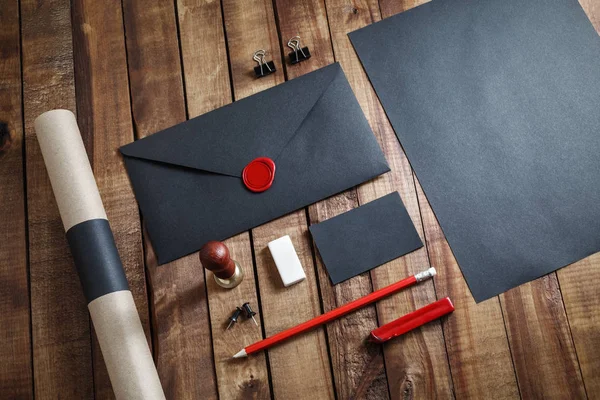 Blank Svart Brevpapper Vintage Trä Tabellbakgrund Håna Upp För Branding — Stockfoto