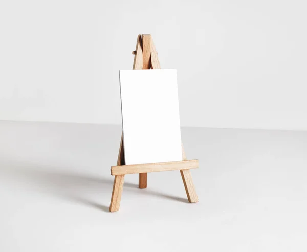空白名片在木支架在白纸背景 响应式设计模板 — 图库照片