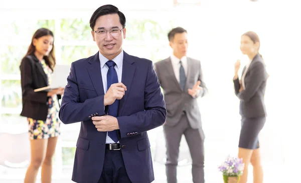 Porträtt Asiatiska Affärsman Med Business Team Bakgrunden Office Fönster Använder — Stockfoto