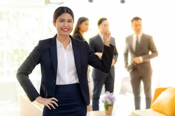 Portret Azjatycki Bizneswoman Działalności Zespołu Tle Office Okno Pomocą Firmowej — Zdjęcie stockowe