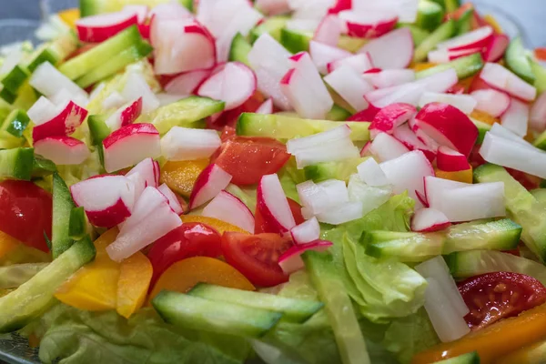 Salada Legumes Verde Fresco Com Pepino Rabanete Tomate Pimenta — Fotografia de Stock