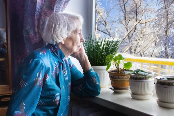 Alte Einsame Frau Sitzt Seinem Haus Fenster Und Schaut Und — Stockfoto