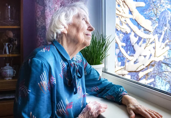 Alte Einsame Frau Sitzt Seinem Haus Fenster Und Schaut Und — Stockfoto