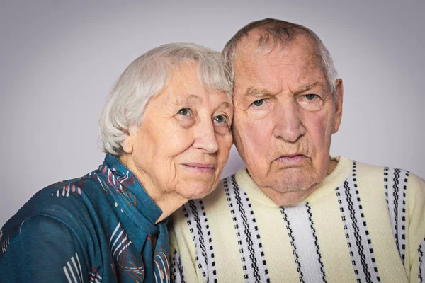 Romantisch Triest Bejaarde Paar Zitten Dicht Bij Elkaar Thuis — Stockfoto