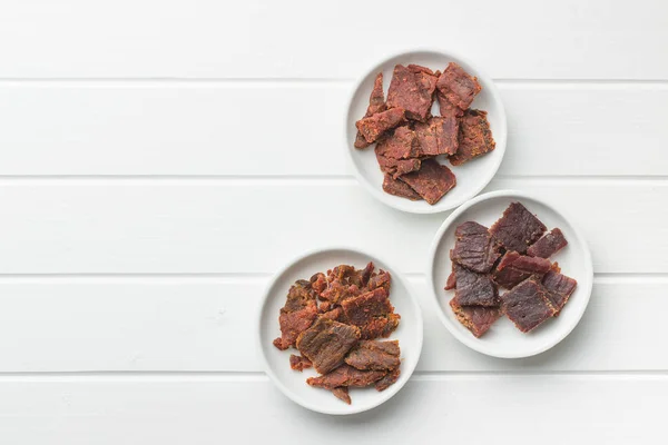 Beef Jerky Kawałki Misce Widok Góry Marynowane Mięso Suszone — Zdjęcie stockowe