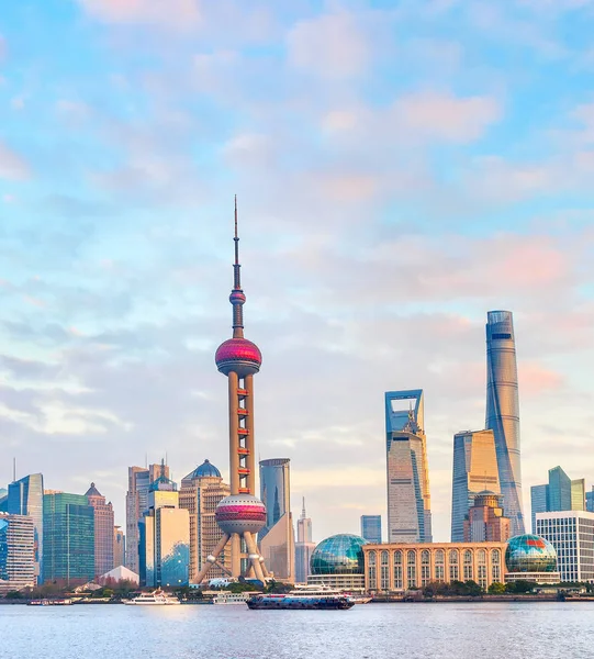 Färgsprakande Solnedgång Över Shanghai Metropolis Banvallen Med Byggnader Modern Arkitektur — Stockfoto