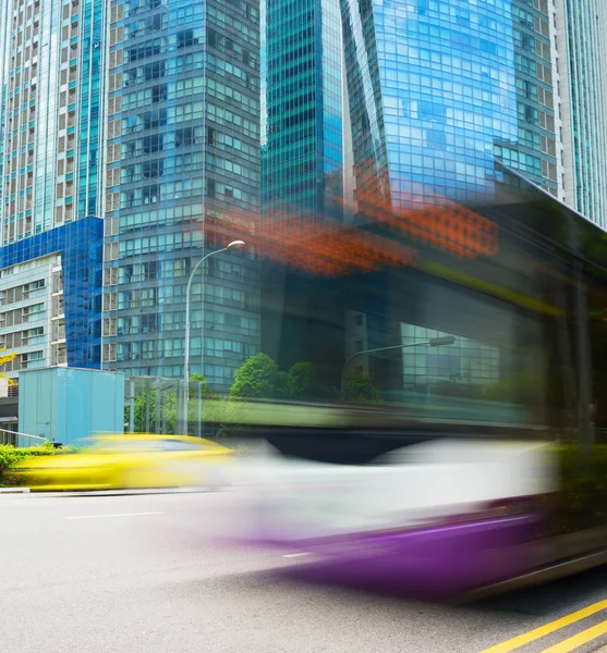 Busz Autó Egy Úton Szingapúr Belvárosában Mozgáskék Hosszú Expozíció — Stock Fotó