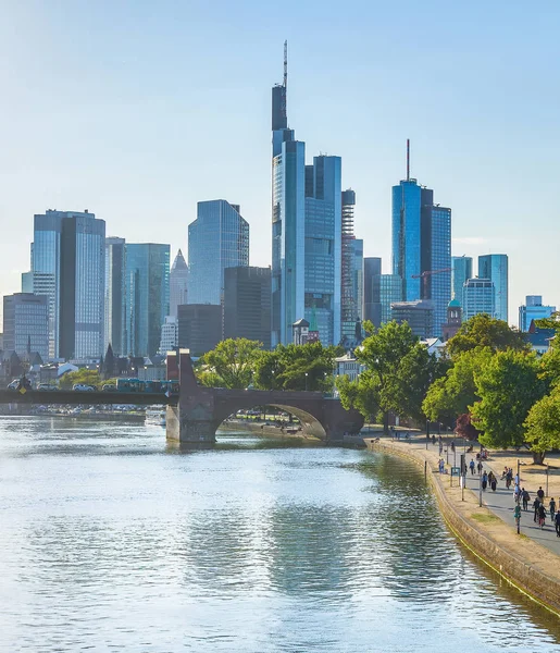 Passanten Grünen Frankfurter Damm Abendlicht Hintergrund Die Skyline Der Stadt — Stockfoto