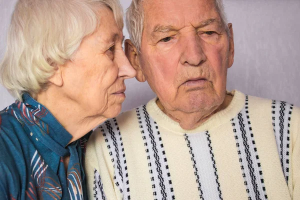 Ρομαντικό Θλιβερό Ηλικιωμένο Ζευγάρι Κάθεται Κοντά Στο Σπίτι — Φωτογραφία Αρχείου