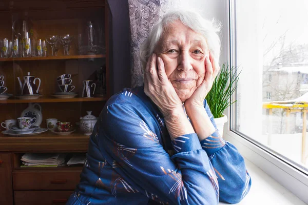 Старая Одинокая Женщина Сидит Окна Своем Доме Смотрит Камеру — стоковое фото