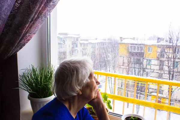 Oude Eenzame Vrouw Buurt Van Het Venster Zijn Huis Zitten — Stockfoto