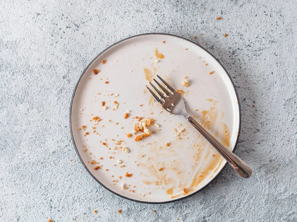 Tomma Smutsiga Skålen Efter Cheesecake Med Kola Sås Och Dessert — Stockfoto