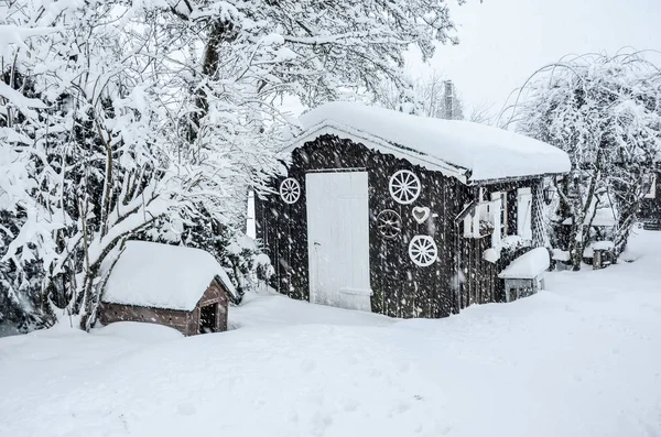 Zimní Zahrada Dřevěná Chata Spoustou Sněhu — Stock fotografie