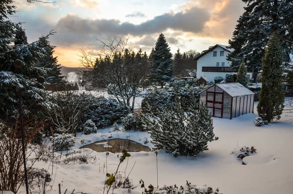 Zimowa Szklarnia Ogrodzie Dużą Ilością Śniegu — Zdjęcie stockowe