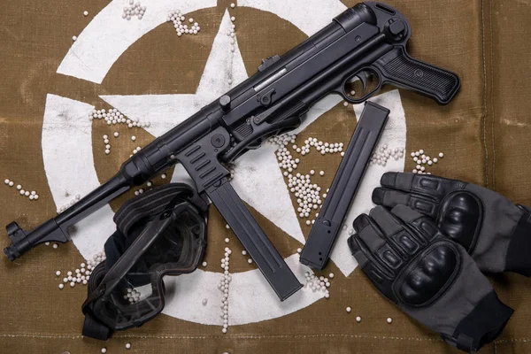 Airsoft Pistolet Okularami Ochronnymi Dużo Kul — Zdjęcie stockowe