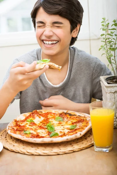 Portret Szczęśliwego Nastolatka Przyjemnością Jedzącego Pizzę Śmiejącego Się Radosnego Nastolatka — Zdjęcie stockowe