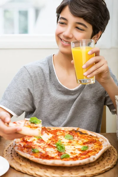 Retrato Menino Adolescente Feliz Com Prazer Comer Pizza Beber Suco — Fotografia de Stock