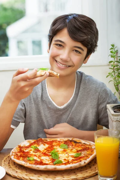 Portrét Šťastného Dospívajícího Chlapce Potěšením Jíst Pizzu Veselý Teenager Těší — Stock fotografie