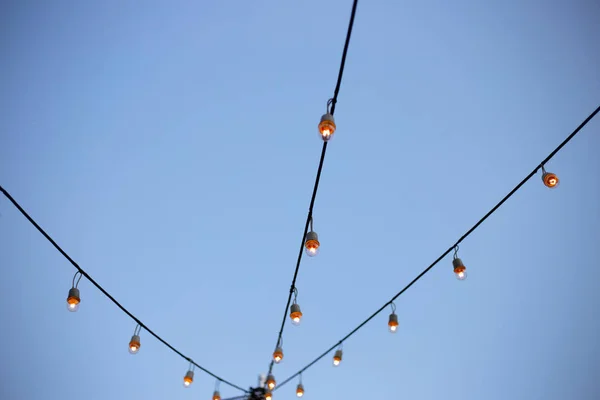 Лампочки Дроті Небом — стокове фото