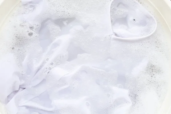 Vor Dem Waschen Ein Tuch Einweichen Weißes Hemd — Stockfoto