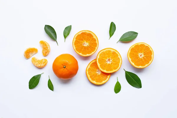 Färsk Apelsin Citrus Frukter Med Blad Vit Bakgrund Ovanifrån — Stockfoto