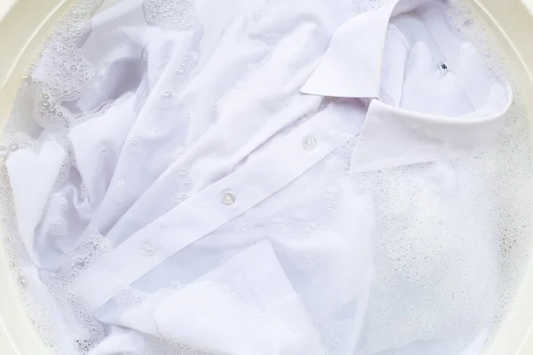 Замочите Ткань Перед Стиркой Белая Рубашка — стоковое фото