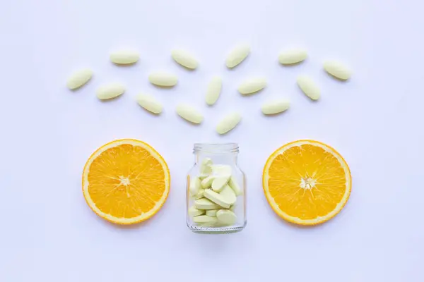 Vitamin Flasche Und Pillen Mit Orangefarbenen Früchten Auf Weißem Hintergrund — Stockfoto
