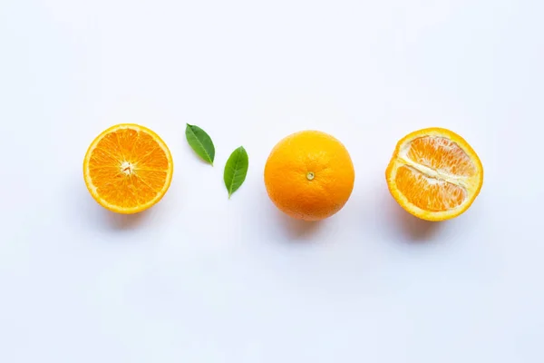 Wysokiej Witaminy Świeże Pomarańczowy Owoców Cytrusowych Liści Białym Tle — Zdjęcie stockowe
