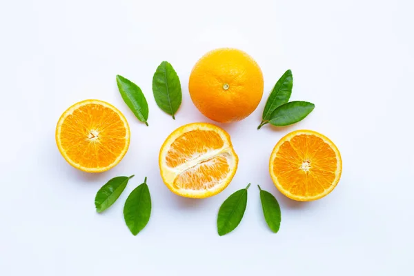 Hoher Vitamin Frische Orangen Zitrusfrüchte Mit Blättern Auf Weißem Hintergrund — Stockfoto