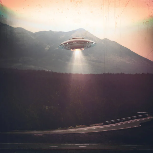 Oidentifierat Flygande Föremål Ufo Gammal Stil Foto Med Hög Iso — Stockfoto