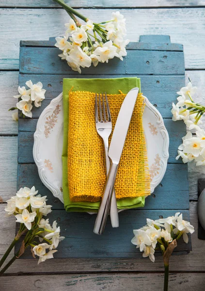 Nakrycie Stołu Wiosna Narcissus Kwiat Widelec Nóż Stół Wielkanocny Ustawienie — Zdjęcie stockowe
