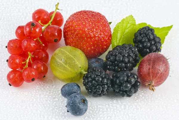 Bayas Frutas Frescas Sobre Fondo Blanco — Foto de Stock