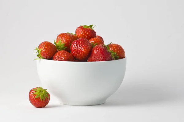 Frische Erdbeeren Einer Schüssel Auf Weißem Hintergrund — Stockfoto