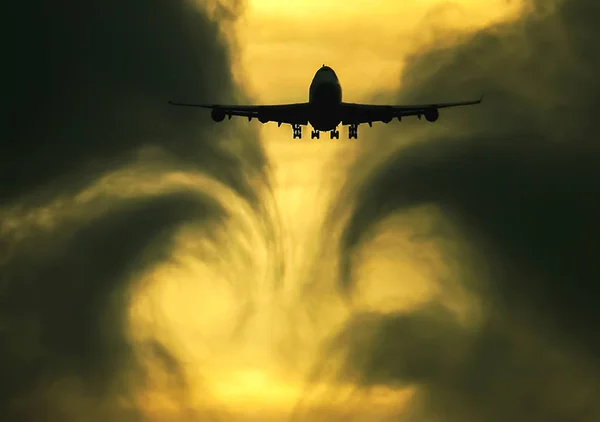 Турбулентність Хмар Залишених Літаком Під Час Польоту — стокове фото