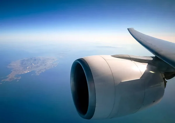 航空機のタービン エンジンの翼 飛行中の旅客機の窓からの眺め — ストック写真