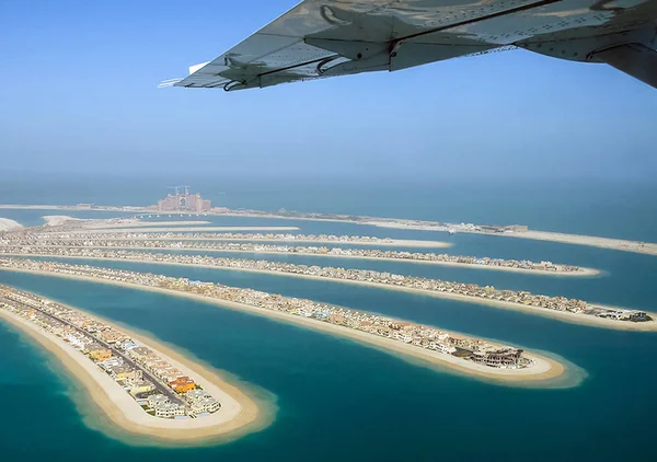 두바이의 야자수 아일랜드를 비행입니다 항공기의 엔진의 여객기의 창에서 — 스톡 사진