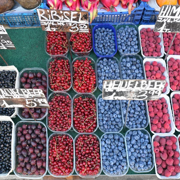 Frutas Bagas Bandejas Mercado Agricultores — Fotografia de Stock