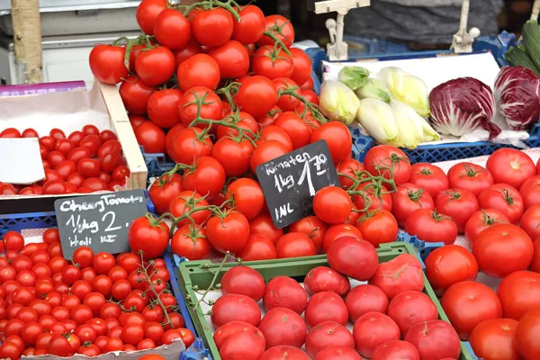 Körsbärstomat Och Diverse Tomater Marknaden För Lantbrukare — Stockfoto