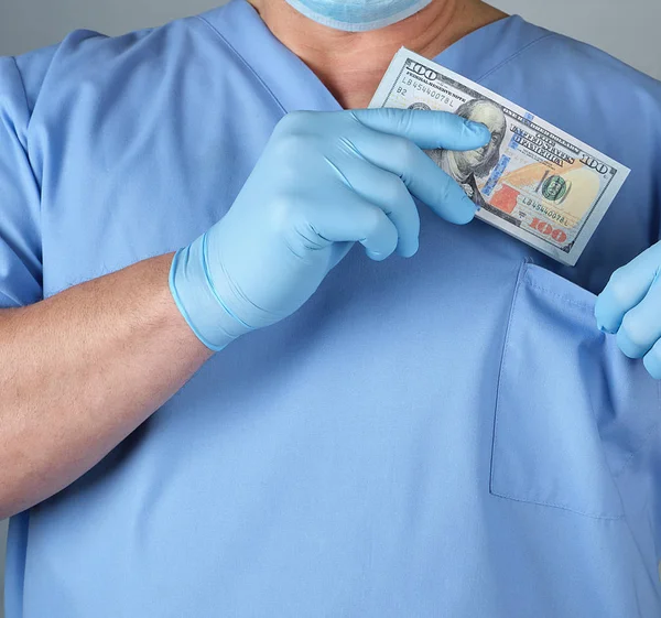 Homme Médecin Met Une Liasse Dollars Dans Poche Chemise Concept — Photo