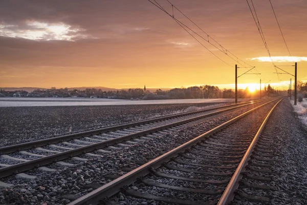 Bahngleise Durch Deutsche Landschaft Und Verschneite Felder Bei Sonnenaufgang Winterreisenkonzept — Stockfoto