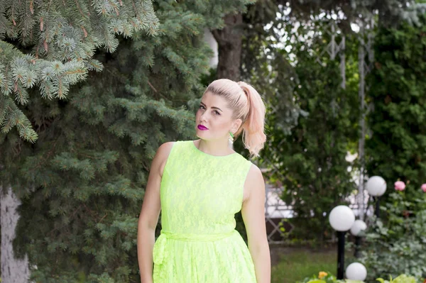活気に満ちた美人をテーマに緑のドレスで美しい女性 — ストック写真